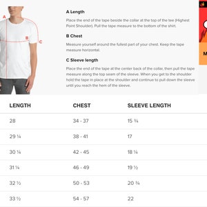 K&ouml;nnte beinhalten: Gr&ouml;&szlig;entabelle f&uuml;r ein T-Shirt mit Ma&szlig;en in Zoll f&uuml;r L&auml;nge, Brustumfang und &Auml;rmell&auml;nge. Die Gr&ouml;&szlig;en reichen von S bis 3XL.