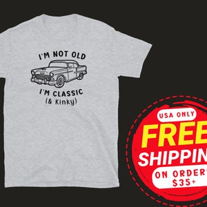 K&ouml;nnte beinhalten: Ein heidefarbenes T-Shirt mit einer Schwarzwei&szlig;illustration eines Oldtimers und dem Text "Ich bin nicht alt, ich bin klassisch (& Kinky)".