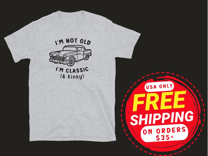 K&ouml;nnte beinhalten: Ein heidefarbenes T-Shirt mit einer Schwarzwei&szlig;illustration eines Oldtimers und dem Text "Ich bin nicht alt, ich bin klassisch (& Kinky)".