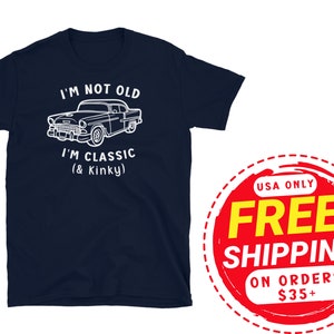 K&ouml;nnte beinhalten: Ein marineblaues T-Shirt mit einer wei&szlig;en Umrandung eines Oldtimers und dem Text "Ich bin nicht alt, ich bin klassisch (& Kinky)".