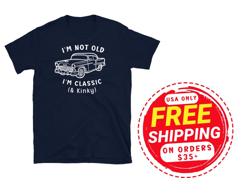 K&ouml;nnte beinhalten: Ein marineblaues T-Shirt mit einer wei&szlig;en Umrandung eines Oldtimers und dem Text "Ich bin nicht alt, ich bin klassisch (& Kinky)".