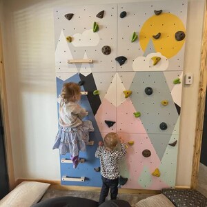 Kletterwand für Kinder – Indoor-Spielwand aus Fels fürs Kinderzimmer | Buntes Bergmotiv, individuell gefertigt, inklusive Klettergriffe Bild 12