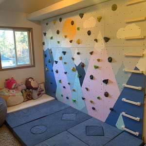 Kletterwand für Kinder – Indoor-Spielwand aus Fels fürs Kinderzimmer | Buntes Bergmotiv, individuell gefertigt, inklusive Klettergriffe Bild 13