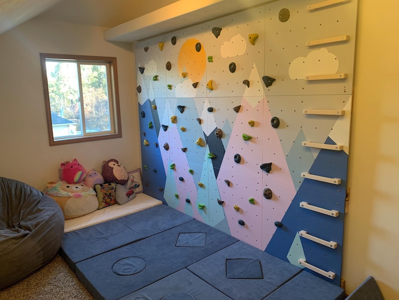 Kletterwand für Kinder – Indoor-Spielwand aus Fels fürs Kinderzimmer | Buntes Bergmotiv, individuell gefertigt, inklusive Klettergriffe Bild 13