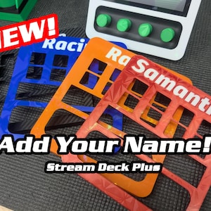 以下が含まれることがあります： 青、オレンジ、赤のカスタムStream Deck Plusのフロントプレート。テキストは「Add Your Name!」と「Stream Deck Plus」です。赤いフロントプレートには、白で「Samantha」という名前が書かれています。「NEW！」ステッカーが左上にあります。
