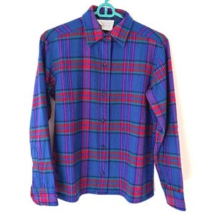 Może przedstawiać: Zestaw trzech ceramicznych kubków z nakrapianym, matowym wykończeniem. Kubki są w odcieniach kremowym, jasnoszarym i ciemnoszarym. Każdy kubek ma prosty, minimalistyczny design i zaokrąglony uchwyt. Do kawy lub herbaty.