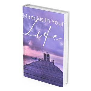 Op de afbeelding: Een boekomslag met de titel "Miracles In Your Life" in witte tekst. De achtergrondafbeelding is een paarse zonsondergang over een houten pier die het water in reikt.