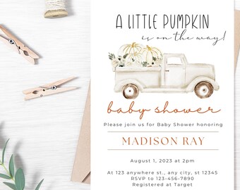 Puede incluir: Un camión blanco con una caja llena de calabazas blancas y follaje de otoño. El camión está conduciendo sobre un fondo blanco. El texto "A Little Pumpkin is on the way!" está en la parte superior de la imagen. El texto "baby shower" está debajo del camión. El texto "Please join us for Baby Shower honouring MADISON RAY" está debajo del texto "baby shower". El texto "August 1, 2023 at 2pm" está debajo del texto "MADISON RAY". El texto "At 123 anywhere st., any city, st 12345 RSVP to 123-456-7890 Registered at Target" está debajo del texto "August 1, 2023 at 2pm".