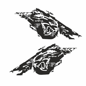 以下が含まれることがあります： 黒と白のSRT Hellcatロゴステッカー2枚。各ステッカーは、ブラシストロークのデザインの中に様式化されたHellcatの頭部が描かれています。「SRT」の文字が各ステッカーに表示されています。