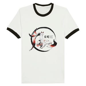 Puede incluir: Camiseta blanca con cuello negro, con una ilustración en blanco y negro de un zorro de nueve colas con detalles rojos. La ilustración está rodeada de un círculo negro con el texto "雲間" y "CLOUD? HANFU STUDIO" en negro.