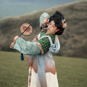 Hanfu de la dinastía Tang / TIANMAXINGKONG / PEGASUS - Hanfu, dinastía Tang, conjunto de 5 piezas, diseños originales de Hanfu hechos a medida. Pedido anticipado.