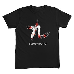 Puede incluir: Camiseta negra con una ilustración estilizada de un zorro blanco y rojo y el texto "CLOUD9 HANFU" impreso en la parte delantera.
