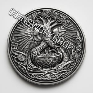 Puede incluir: Una moneda redonda plateada detallada que presenta un árbol con alas extendidas, raíces intrincadas y una cesta tejida. La moneda tiene el texto "ODINSWORKSHOP" y está sobre un fondo blanco. El diseño incorpora elementos de la naturaleza y la mitología.