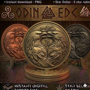 Può includere: Tre medaglioni metallici circolari con un design in rilievo di due corvi contrapposti con un simbolo triquetra centrale. I medaglioni sono presentati in tonalità rame, oro e bronzo scuro, ciascuno poggiato su un piccolo supporto in legno.