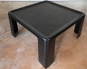 Amanta table by Mario Bellini