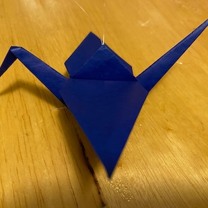 Ornamento origami a forma di gru disponibile in più colori