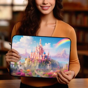 Puede incluir: Una funda para portátil con una ilustración colorida de un castillo rosa con un arcoíris sobre él. El castillo está rodeado de árboles verdes y flores.