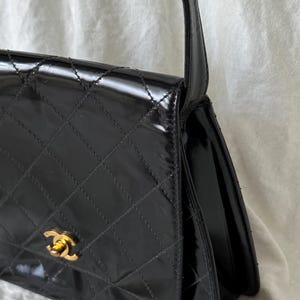 Sac bandoulière Chanel vintage, finitions en or 24 carats