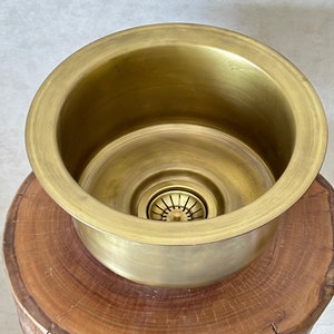 Smooth wet bar sink