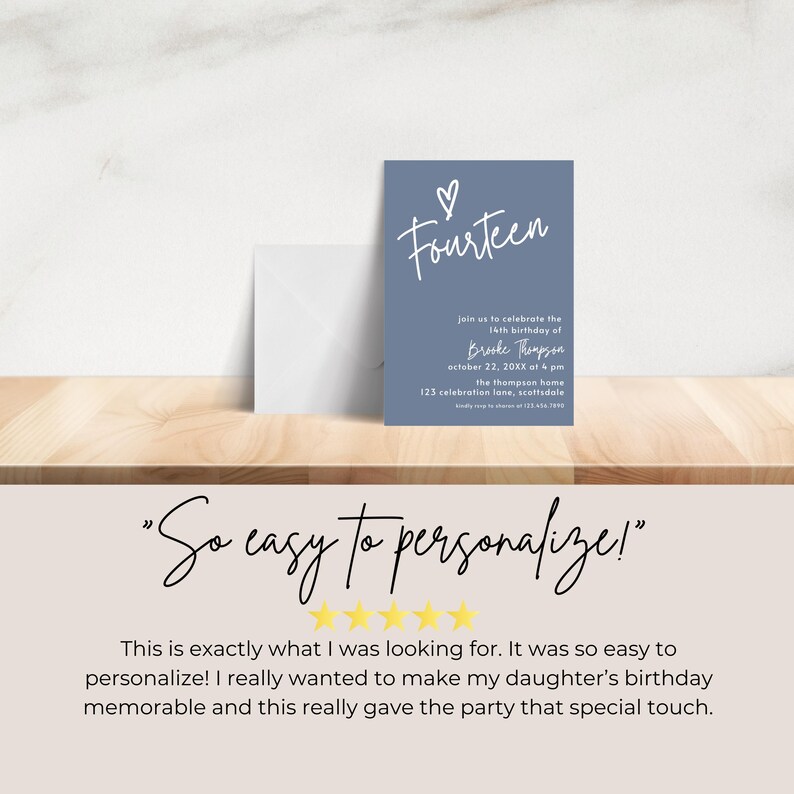 Peut inclure: Une carte d'invitation bleue avec le mot "Fourteen" en &eacute;criture blanche, un symbole de c&oelig;ur et les d&eacute;tails de l'&eacute;v&eacute;nement. Comprend une enveloppe blanche. La carte est pour une c&eacute;l&eacute;bration du 14e anniversaire.