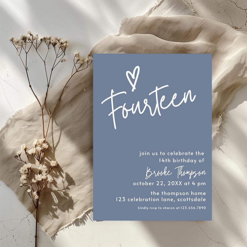 Peut inclure: Une carte d'invitation bleue avec le mot "Fourteen" en &eacute;criture blanche, surmont&eacute;e d'un c&oelig;ur. La carte annonce le 14e anniversaire de Brooke Thompson, avec la date, l'heure et le lieu. Fleurs s&eacute;ch&eacute;es et tissu en arri&egrave;re-plan.