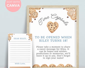 Op de afbeelding: Een ingelijst bord en een notitiekaart met een houten houder. Op het bord staat "Time Capsule" met een koekjesafbeelding en "Te openen als Riley 18 wordt!" Op de notitiekaart staat "Lieve Riley" en "Met liefde".
