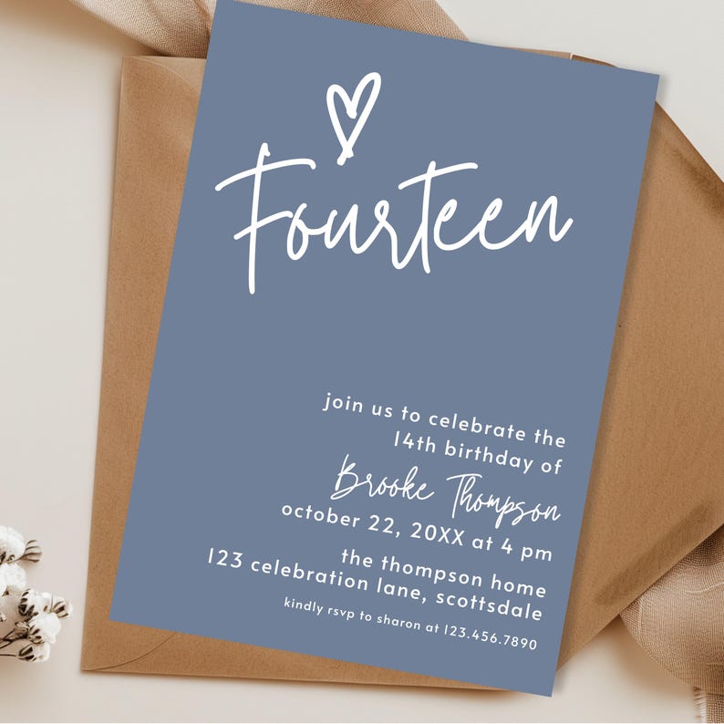Peut inclure: Une invitation bleue avec le mot "Fourteen" en &eacute;criture blanche, surmont&eacute;e d'un c&oelig;ur. La carte annonce une c&eacute;l&eacute;bration du 14e anniversaire de Brooke Thompson, avec la date, l'heure et le lieu.