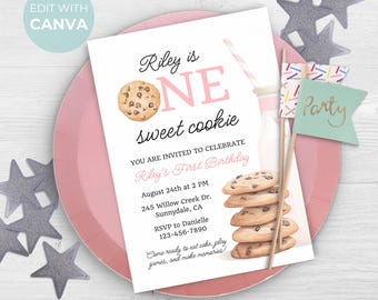 Puede incluir: Una invitación de fiesta de primer cumpleaños rosa y blanca con una ilustración de galleta con chispas de chocolate. La invitación dice "Riley tiene un año, una galleta dulce" e incluye detalles para la fiesta, como la fecha, la hora, la dirección y la información de RSVP.