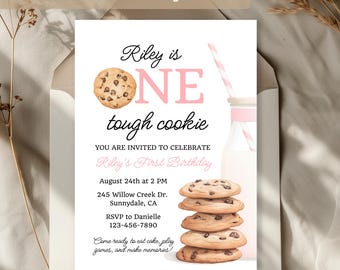Puede incluir: Una tarjeta de invitación de cumpleaños con una galleta con chispas de chocolate, una pila de galletas y una botella de leche con una pajita de rayas rosas. El texto dice: Riley is ONE tough cookie, YOU ARE INVITED TO CELEBRATE Riley's First Birthday.