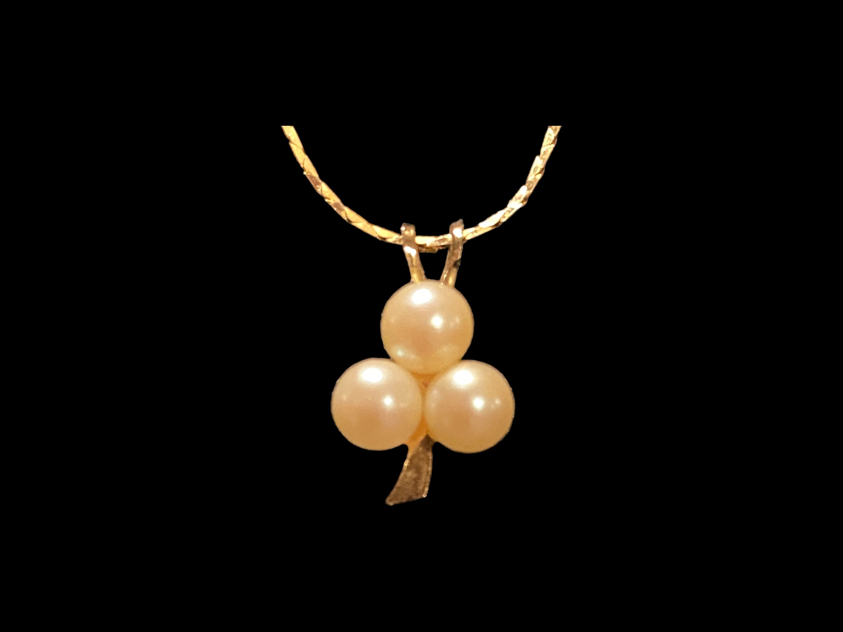 Limited Edition Pearl Necklace with Black Clover Design – Beady