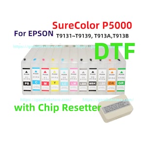 Könnte beinhalten: Eine Sammlung von SureColor P5000 Tintenpatronen für Epson-Drucker, farblich gekennzeichnet und mit Codes versehen. Das Bild enthält einen Chip-Resetter und den Text "DTF" in Grün. Die Patronen befinden sich in transparenten Kunststoffbehältern.