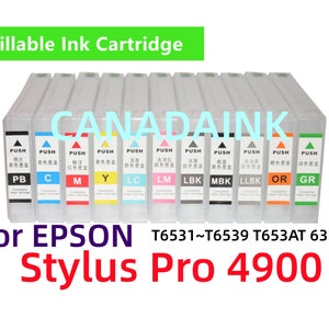 Könnte beinhalten: Ein Satz von zehn nachfüllbaren Tintenpatronen für Epson Stylus Pro 4900 Drucker. Die Patronen sind mit Farbnamen beschriftet und haben einen Druckknopf oben. Die Patronen sind mit folgenden Farben beschriftet: Foto Schwarz, Cyan, Magenta, Gelb, Hellcyan, Hellmagenta, Hellschwarz, Matt Schwarz, Hell Hell Schwarz, Orange und Grün.