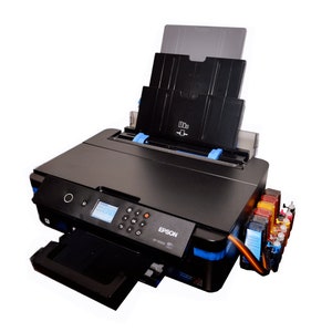 Peut inclure: Une imprimante Epson EcoTank ET-4760 noire avec un &eacute;cran LCD couleur et un bac &agrave; papier. L'imprimante est &eacute;quip&eacute;e d'un jeu de six cartouches d'encre &agrave; l'arri&egrave;re.