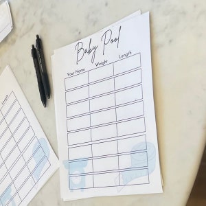 Può includere: Un gioco di baby pool stampabile con una griglia vuota per gli ospiti per indovinare il peso e la lunghezza del bambino. La griglia ha colonne etichettate "Il tuo nome", "Peso" e "Lunghezza". La parte inferiore della pagina presenta un'illustrazione blu e bianca di un metro a nastro e una bilancia.