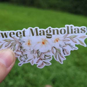 Magnolias doux | Versez-le | Fleurs | Covington, Géorgie | Netflix | Décalcomanie en vinyle | Bouteille d'eau | Sticker pour ordinateur portable | Imperméable | Résistant aux intempéries