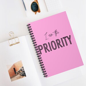 I am the Priority - Notizbuch mit Spiralbindung - Lineal - Journaling - Empowerment - Motivational Journal - Pink Journal - Glam - Geschenk für Sie