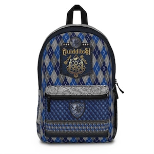 Pode incluir: Uma mochila quadriculada azul e cinza com um emblema prateado e dourado que diz "Quidditch" e "Batedor" e "Apanhador".