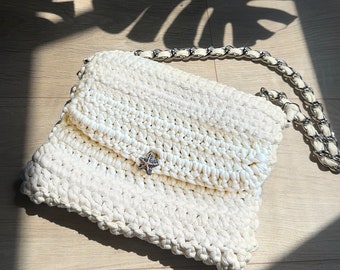 Sommerliche gehäkelte Handtasche mit silbernem Kettenriemen und Seestern-Knopfverschluss - Mermaid Vibes Beach Urlaub