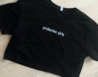 Produktion Girly Black Cropped Graphic Tee - Produzentinnen in der Industrie - Frauen Kurz T-Shirt