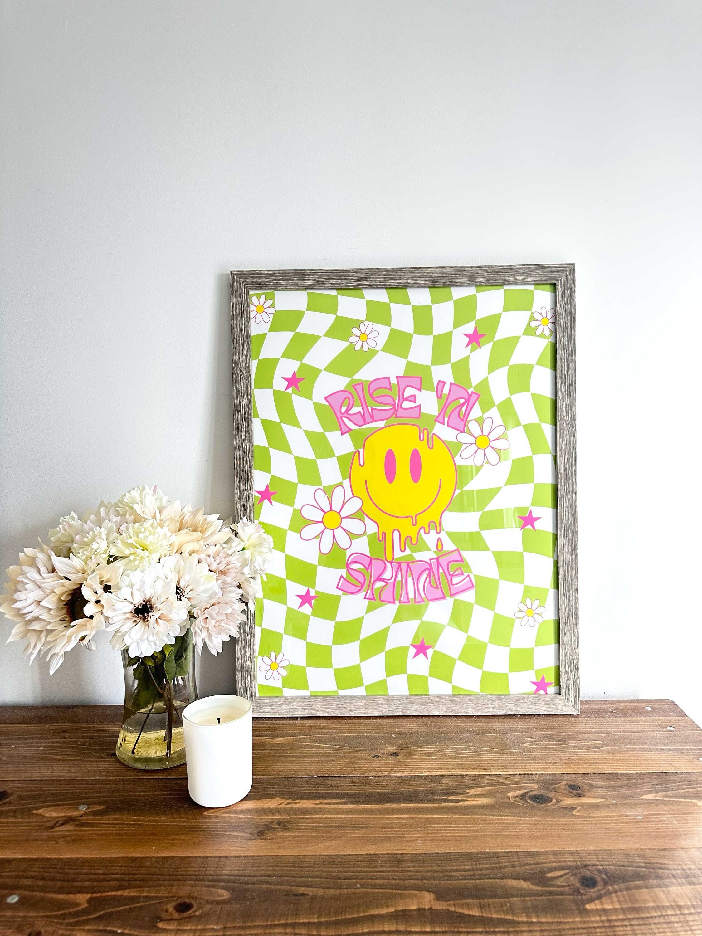 Trippy smiley poster, a yellow shining face.