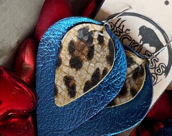 Orecchini con stampa blu e ghepardo