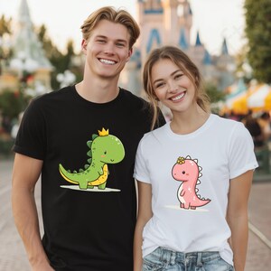 Bonita camiseta de pareja de dinosaurios, divertida camiseta a juego para él y para ella, regalo de aniversario para amantes de los dibujos animados AA114