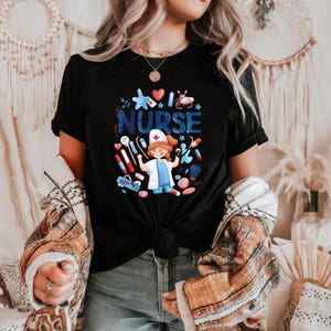 Stolz darauf, eine Krankenschwester zu sein Shirt Ermächtigung Cartoon RN T-Shirt Medizinische Identität TShirt für Frauen gesundheitswesen Held Uniform Grafik Top AA112