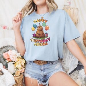 Grappig capibara-verjaardagsshirt – Cappy verjaardagsshirt met aangepaste naam met ballonnen en feestmuts | Leuk dierenfeestje