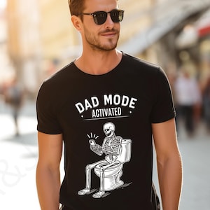 Grafisch T-shirt vader skelet – toilettijd "Dad Mode Activated" shirt, cool grappig cadeau voor mannen, chill cartoon papa T-shirt AA88