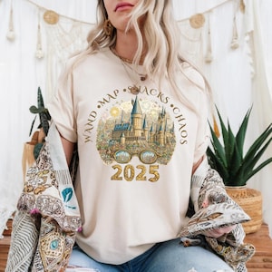 Chemise sorcier drôle du chaos 2025, t-shirt château magique avec citation de collations carte baguette, t-shirt vacances fantaisistes pour adultes AA23