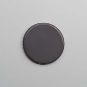 Puede incluir: Una tabla de cortar de madera hecha a mano con un acabado natural. La tabla tiene un borde vivo en un lado y una forma rectangular. Mide aproximadamente 45 cm de largo y 30 cm de ancho.