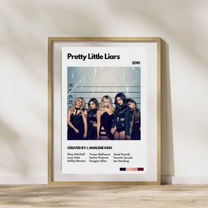 Può includere: Un poster incorniciato con il titolo "Pretty Little Liars" e l'anno "2010". L'immagine mostra cinque donne vestite di scuro, poste contro una tabella delle altezze. I nomi del cast e del creatore sono elencati di seguito.