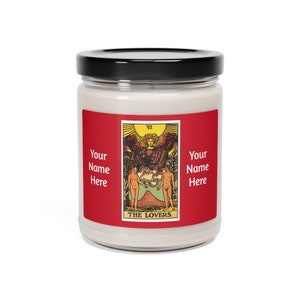 Diese Duftkerze mit zwei Liebhaber-Tarotkarten kann mit Ihren Namen angepasst werden, um jedem Moment, den Sie erwärmen möchten, einen Hauch von Romantik zu verleihen