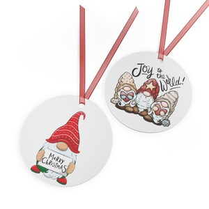 Gnome 4 The Holidaze - 3,5-calowa metalowa ozdoba świąteczna doda odrobinę humoru do Twoich świątecznych dekoracji